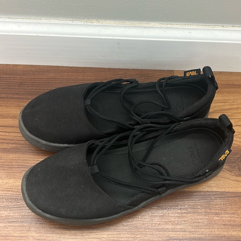 Very nice like new pair of Teva flats size 7, comfy foot bed, straps around foot